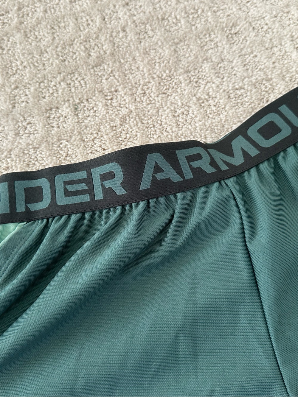 Like New Women’s Under Armour Shorts Size S - Picture 3 of 3
